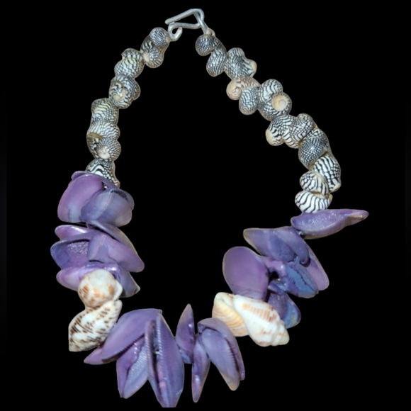 Hand strung 8in Boho Shell Bracelet Purple (No Broken Shells) L8 - Picture 2 of 2